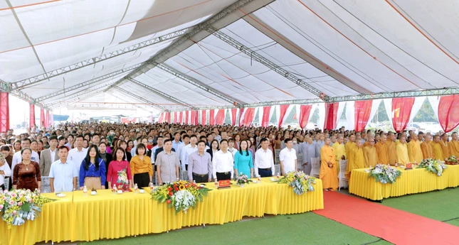 Chư tôn đức Tăng Ni, đại diện lãnh đạo chính quyền các cấp tham dự lễ Chư tôn đức Tăng Ni, đại diện lãnh đạo chính quyền các cấp tham dự lễ