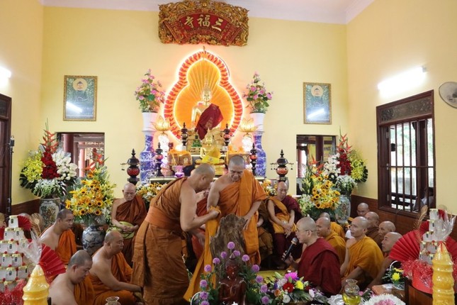 Chư Tăng thực hiện các pháp sự thọ y