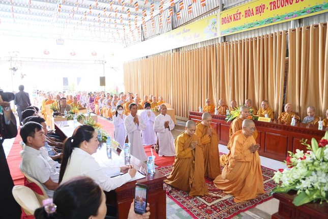 Sư cô Thích nữ Hương Liên đại diện Đạo tràng Ngọc Tân