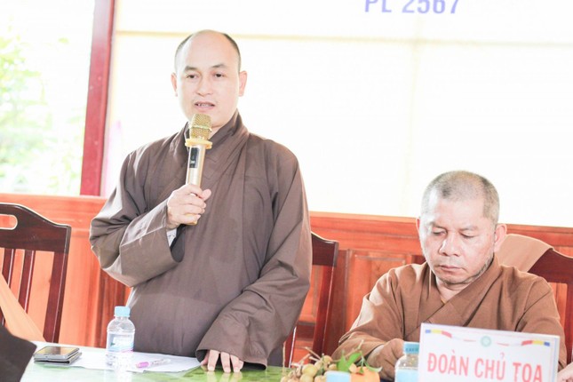 Đại đức Thích Nguyên Phúc đóng góp ý kiến tại buổi họp