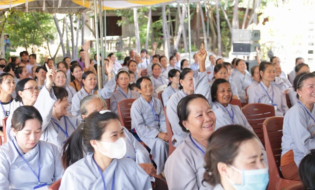 Phật tử tham gia khóa tu “Một ngày an lạc”