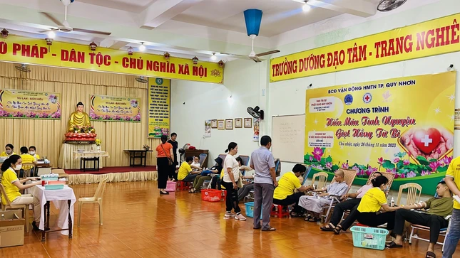 Tăng, Ni và Phật tử TP.Quy Nhơn hiến máu nhân đạo