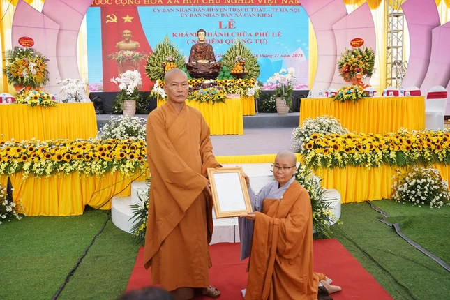 Thượng tọa Thích Đạo Phong đã trao quyết định bổ nhiệm trụ trì của Ban Trị sự GHPGVN TP.Hà Nội đến Sư cô Thích Thường An