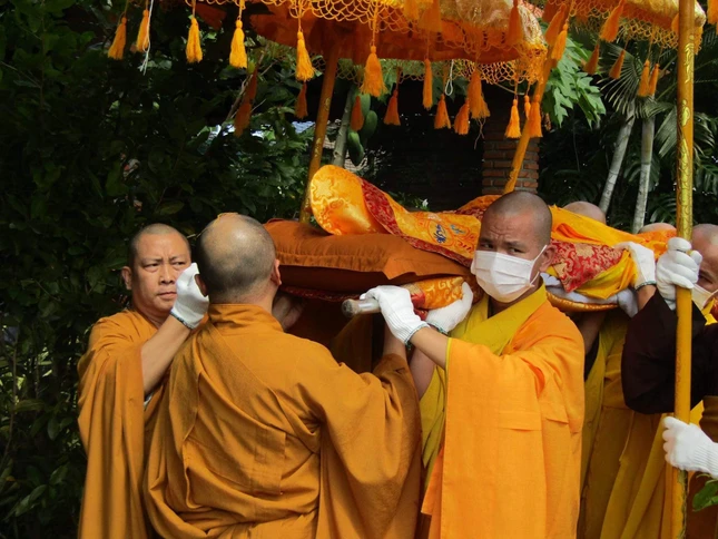 Môn đồ pháp quyến đã thành tâm cung thỉnh nhục thân của Hòa thượng từ thiền phòng đến Giác linh đường