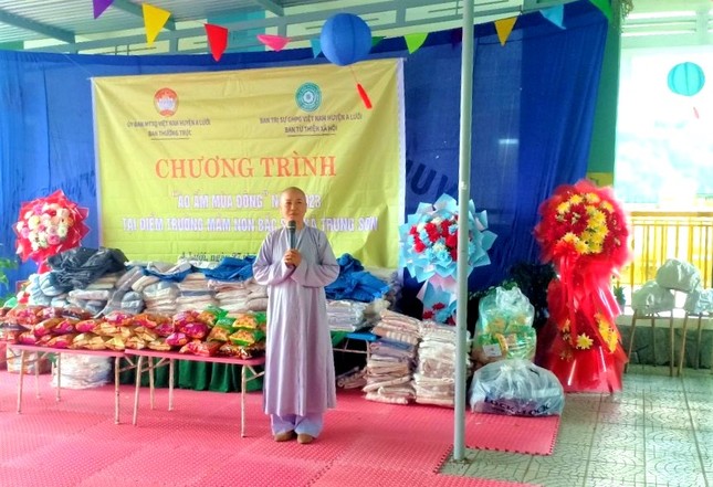 Sư cô Thích nữ Liên Trí phát biểu tại buổi trao quà