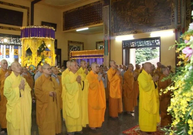 Chư tôn đức tưởng niệm cố Hòa thượng Thích Trừng San