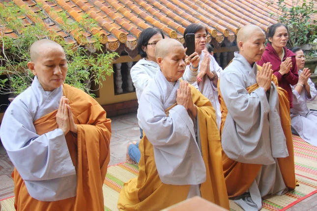 Chư Ni thành kính tưởng niệm