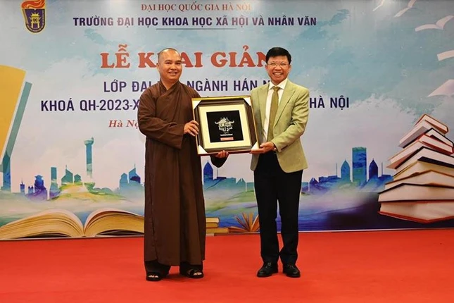 GS.TS Hoàng Anh Tuấn tặng quà lưu niệm tới Đại đức Thích Đạo Thịnh, trụ trì chùa Khai Nguyên GS.TS Hoàng Anh Tuấn tặng quà lưu niệm tới Đại đức Thích Đạo Thịnh, trụ trì chùa Khai Nguyên