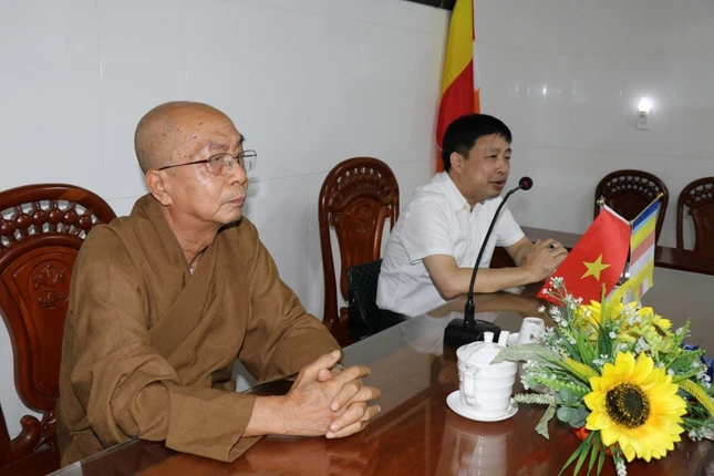 Hòa thượng Thích Nhựt Tấn và ông Phạm Văn Thuận