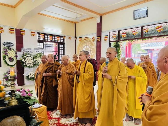 Chư tôn đức Ban Trị sự TP.Biên Hòa thắp nén tâm hương tưởng niệm Giác linh Ni trưởng Thích nữ Nhẫn Liên, trụ trì tịnh xá Ngọc Hiệp