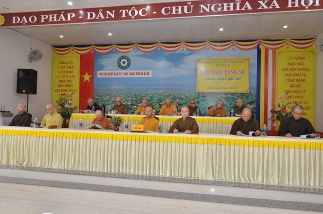 Chư tôn đức chứng minh và chủ tọa hội nghị Chư tôn đức chứng minh và chủ tọa hội nghị