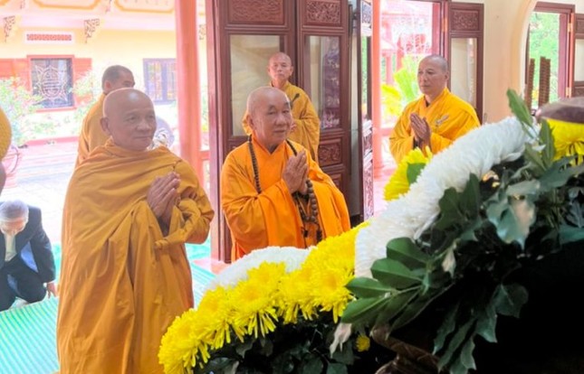 Chư tôn đức Ban Trị sự GHPGVN tỉnh tưởng niệm Giác linh Hòa thượng Thích Từ Mãn