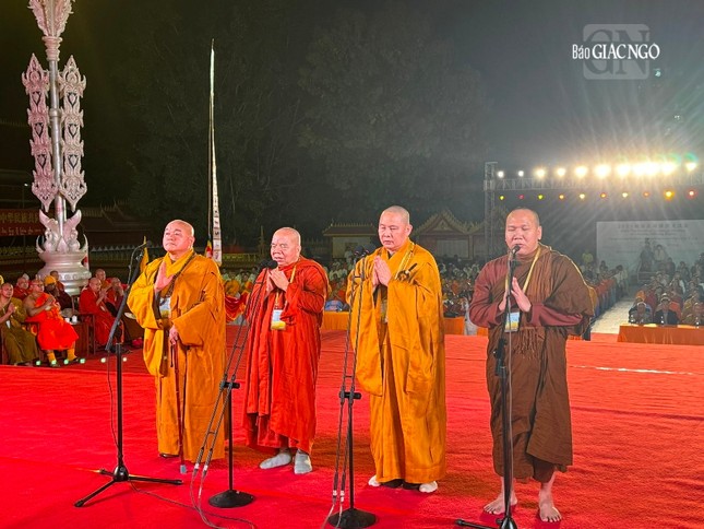 Phái đoàn Phật giáo Việt Nam cử hành nghi thức cầu nguyện theo truyền thống