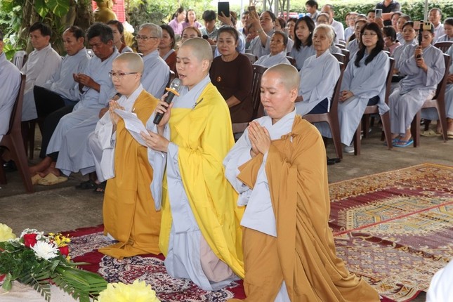 Sư cô Thích nữ Huệ Quang tác bạch Sư cô Thích nữ Huệ Quang tác bạch