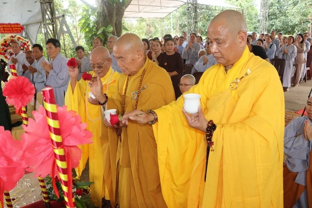 Chư tôn Hòa thượng cử hành sái tịnh