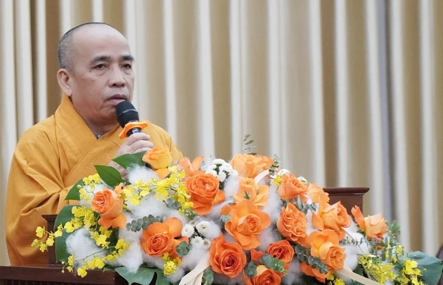 Thượng tọa Thích Viên Trí, Phó ban kiêm Chánh Thư ký Ban Giáo dục Phật giáo T.Ư đọc đề dẫn tọa đàm