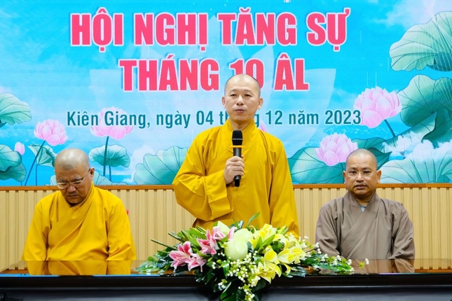 Thượng tọa Thích Minh Nhẫn phát biểu tại buổi họp