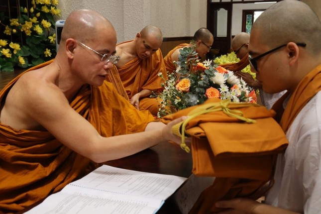 Chư Tăng trao y