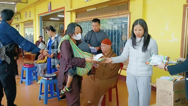 Đoàn từ thiện chùa Phước Lâm trao quà đến bà con người dân tộc H.Lạc Dương