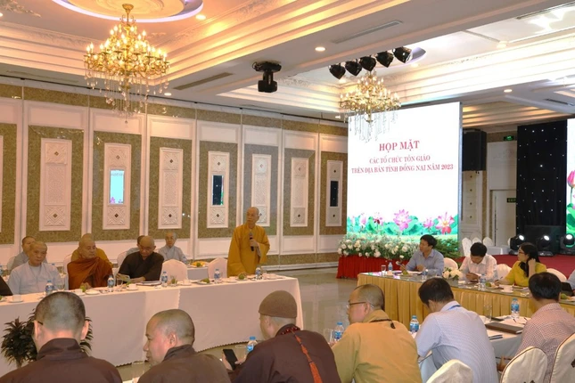 Thượng tọa Thích Huệ Khai phát biểu tại hội nghị