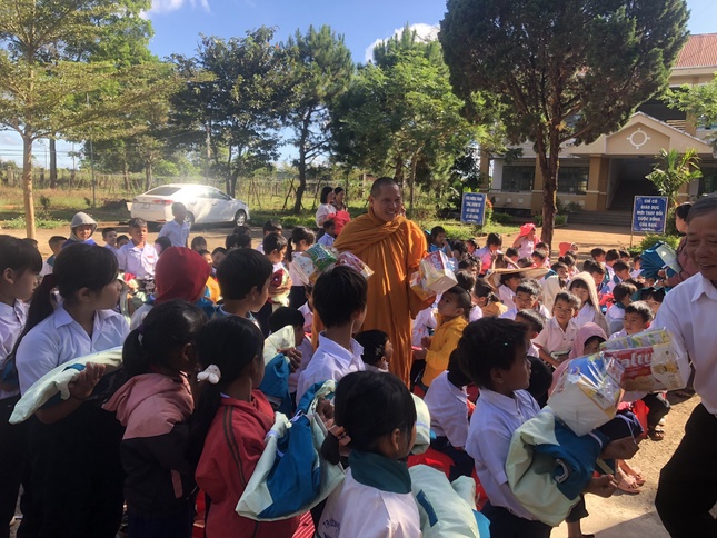 Trao áo ấm, quà đến học sinh