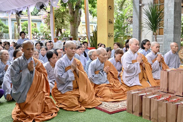 Sư cô trụ trì thành kính tác bạch cúng dường trai tăng Sư cô trụ trì thành kính tác bạch cúng dường trai tăng