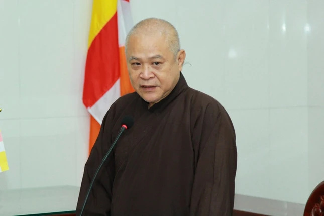 Thượng tọa Thích Huệ Đức phát biểu tại hội nghị