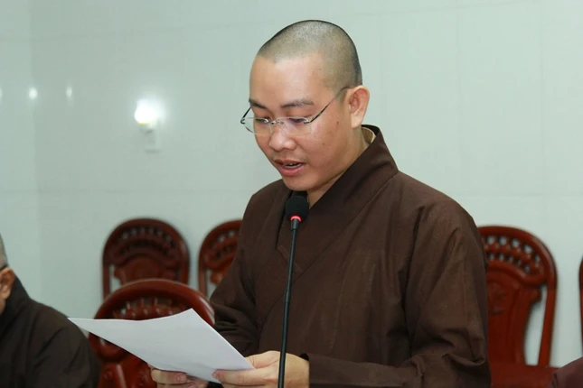 Đại đức Thích Minh Bình báo cáo hoạt động Phật sự năm 2023 của Ban Trị sự TP.Bến Tre