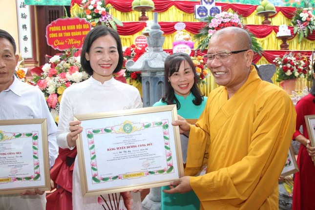 Thượng tọa Thích Đạo Hiển trao Bằng tuyên dương công đức đến Phật tử