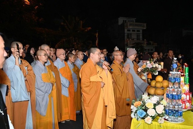 Chư tôn đức Tăng Ni và toàn thể đại chúng đã cử hành nghi lễ sái tịnh, trì chú cầu nguyện Chư tôn đức Tăng Ni và toàn thể đại chúng đã cử hành nghi lễ sái tịnh, trì chú cầu nguyện