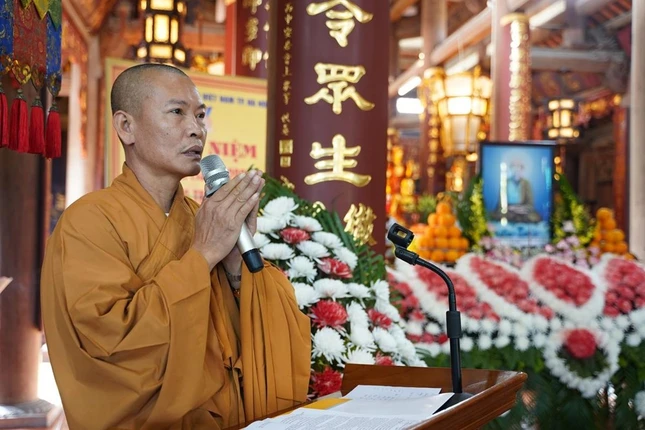 Thượng tọa Thích Đạo Phong cung tuyên tiểu sử Đức Phật hoàng Trần Nhân Tông