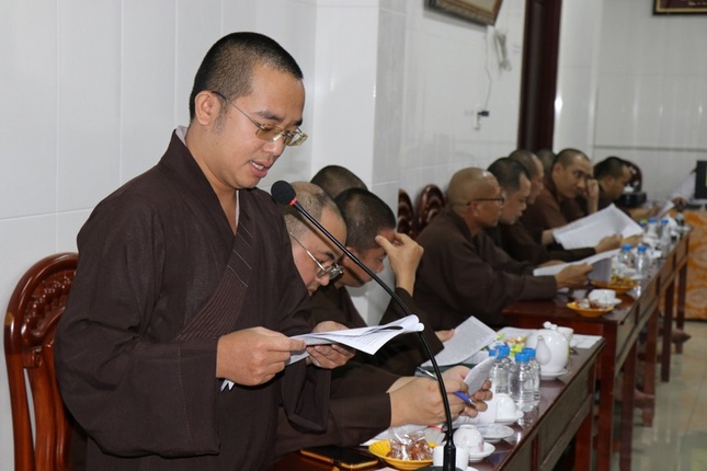 Đại đức Thích Đức Tín trình bày báo cáo