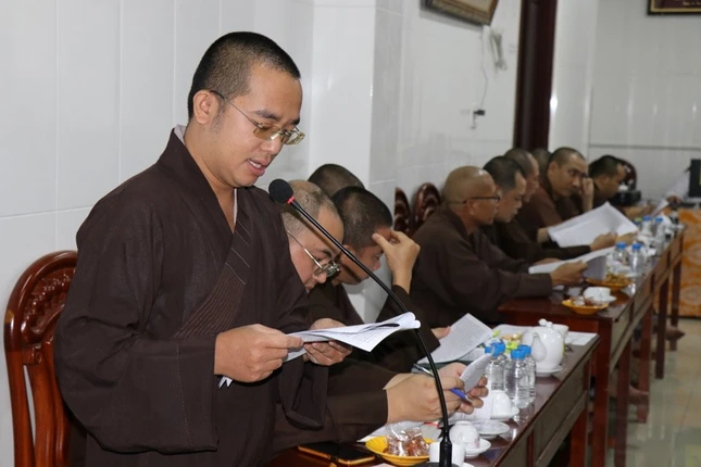 Đại đức Thích Đức Tín trình bày báo cáo