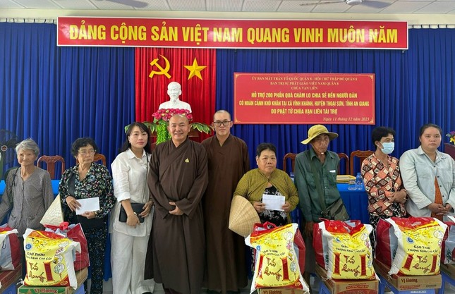 Thượng tọa Thích Lệ Quang trao quà đến với bà con có hoàn cảnh khó khăn tại xã Vĩnh Khánh