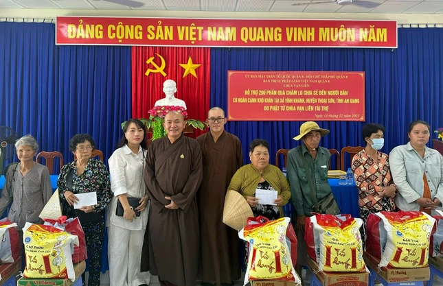 Thượng tọa Thích Lệ Quang trao quà đến với bà con có hoàn cảnh khó khăn tại xã Vĩnh Khánh