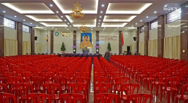 Hội trường chuẩn bị cho đại chúng vào mỗi buổi sáng của khóa huân tu với các chuyên đề do chư tôn đức GHPGVN và GHPGVN TP.HCM phụ trách