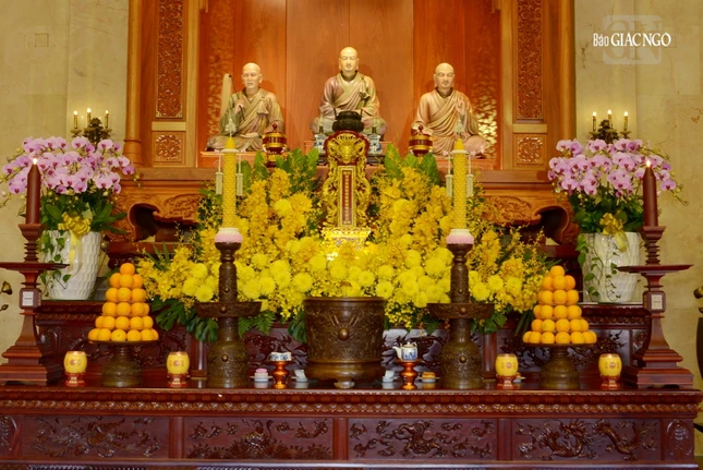 Pháp tướng Đức Phật hoàng Trần Nhân Tông cùng chư Tổ Khương Tăng Hội cùng ngài Siêu Bạch Nguyên Thiều tại Tổ đường Việt Nam Quốc Tự Pháp tướng Đức Phật hoàng Trần Nhân Tông cùng chư Tổ Khương Tăng Hội cùng ngài Siêu Bạch Nguyên Thiều tại Tổ đường Việt Nam Quốc Tự