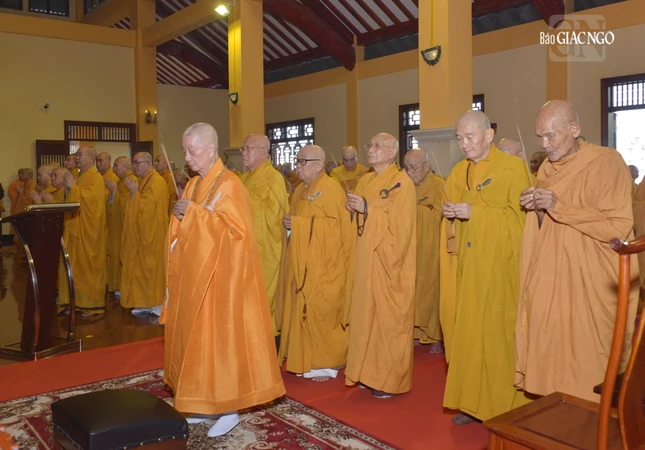 Đức Pháp chủ cùng chư tôn giáo phẩm Hội đồng Chứng minh niêm hương tưởng niệm Đức Pháp chủ cùng chư tôn giáo phẩm Hội đồng Chứng minh niêm hương tưởng niệm