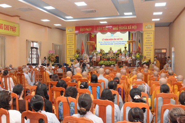 Chư tôn đức Tăng Ni, Phật tử tham dự lễ tưởng niệm