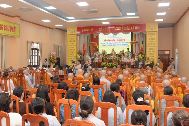 Chư tôn đức Tăng Ni, Phật tử tham dự lễ tưởng niệm