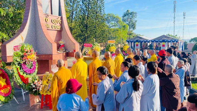 Thành kính tưởng niệm các anh hùng liệt sĩ Thành kính tưởng niệm các anh hùng liệt sĩ