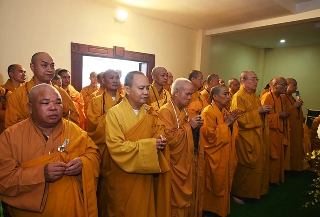 Chư tôn đức Hội đồng Chứng minh, Hội đồng Trị sự, các ban, viện T.Ư, GHPGVN tỉnh Hưng Yên và các tỉnh thành niêm hương tưởng niệm Trưởng lão Hòa thượng Thích Thanh Tứ