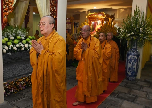 Chư tôn đức tưởng niệm trong tình linh sơn