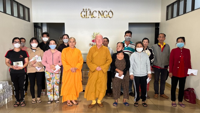 Đại diện Ban Từ thiện xã hội báo Giác Ngộ trao tiền ủng hộ của bạn đọc cho bệnh nhân - Ảnh: BTTXHBGN