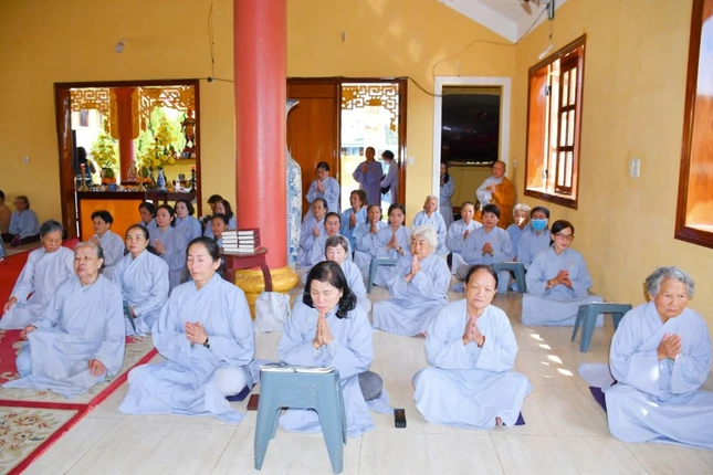 Phật tử tụng niệm cúng dường