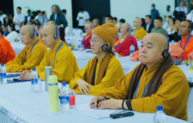 Chư tôn đức đoàn đại biểu GHPGVN dự các diễn đàn của hội nghị Chư tôn đức đoàn đại biểu GHPGVN dự các diễn đàn của hội nghị