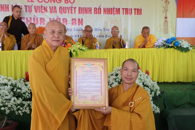 Thượng tọa Thích Huệ Đức trao quyết định bổ nhiệm trụ trì cho Đại đức Thích Long Quang Thượng tọa Thích Huệ Đức trao quyết định bổ nhiệm trụ trì cho Đại đức Thích Long Quang