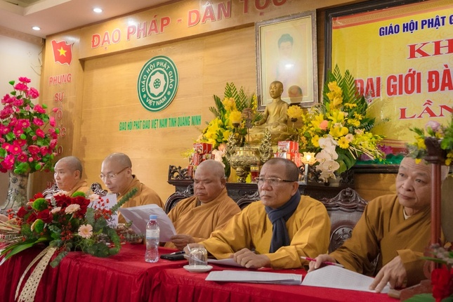 Chư tôn đức tiến hành khảo hạch các giới tử