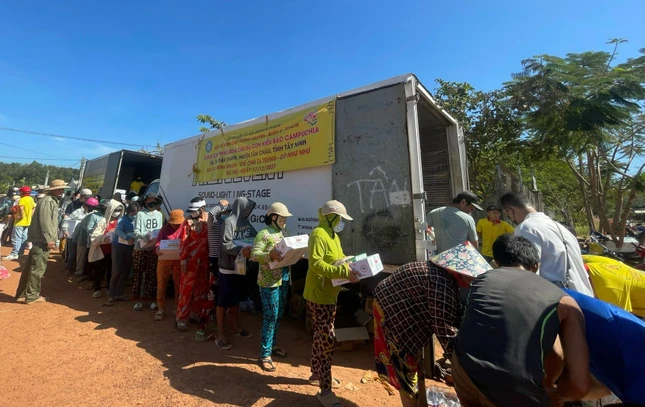 Kiều bào trở về từ Campuchia nhận quà của đoàn - Ảnh: T.N