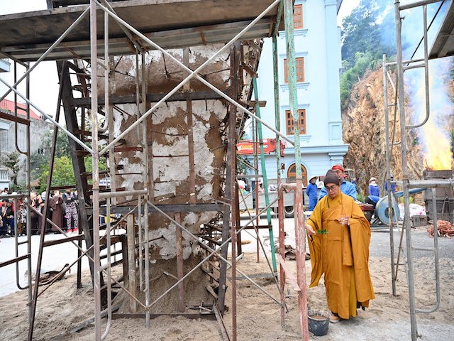 Đại đức Thích Tục Nhân làm lễ sái tịnh khuôn đúc kim thân Phật tượng